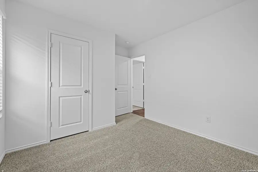 Spacious, unfurnished interior of a new home in Stonehill, San Antonio (Image 12).
