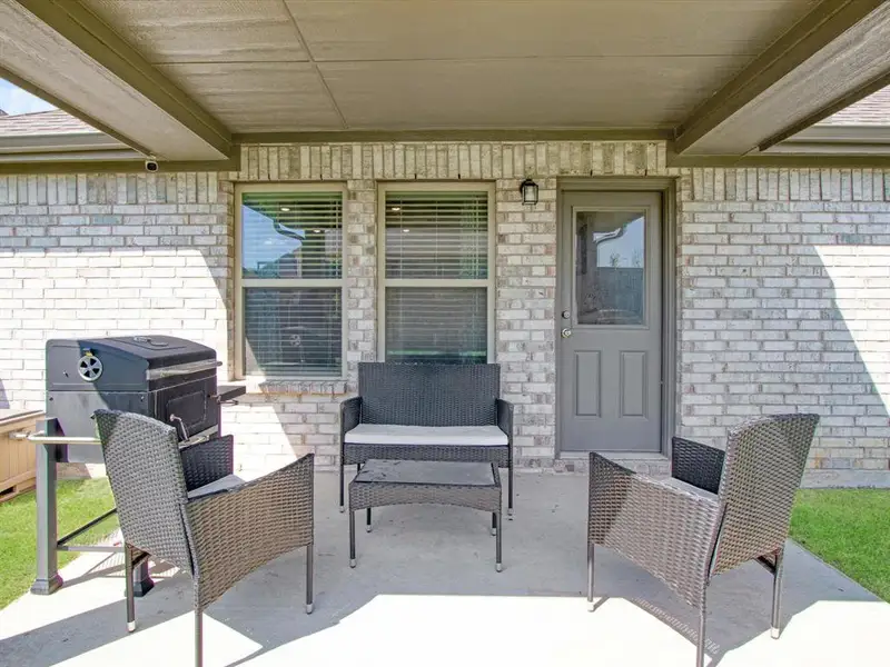 Exterior details and patio area of a home in , Venus (Image 4).