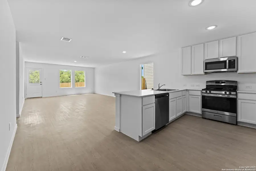 Furnished interior view inside a new home in Lodi Grove, Floresville (Image 3).