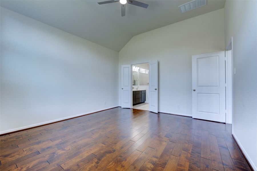 Spacious, unfurnished interior of a new home in Sunterra, Katy (Image 25).