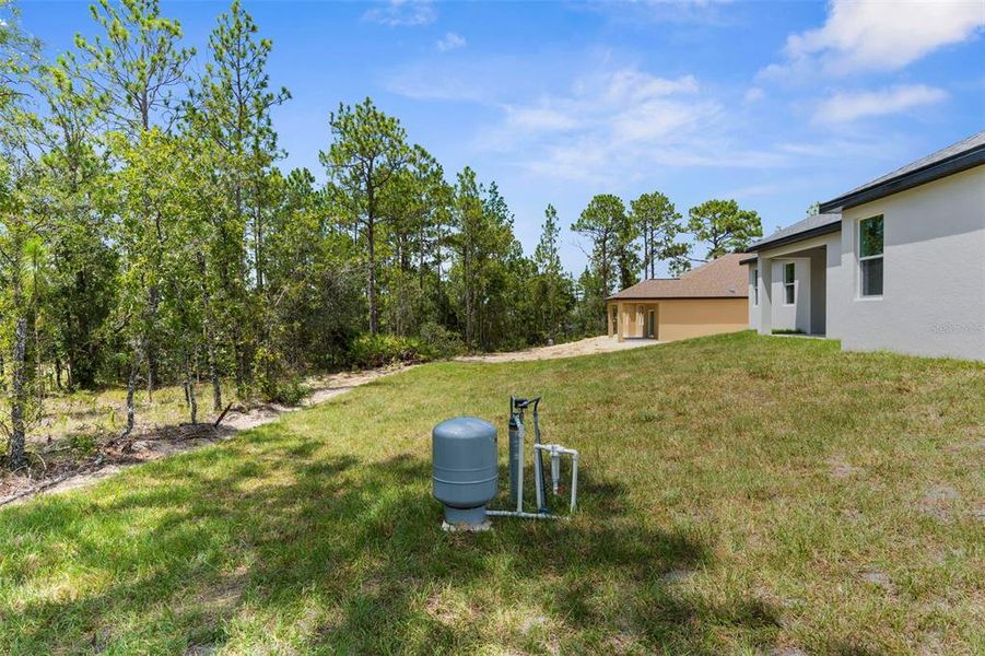 Exterior details and patio area of a home in , Weeki Wachee (Image 39).