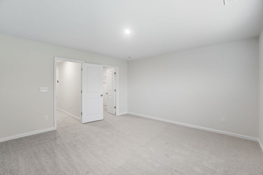 Spacious, unfurnished interior of a new home in Waxhaw Landing, Monroe (Image 26).