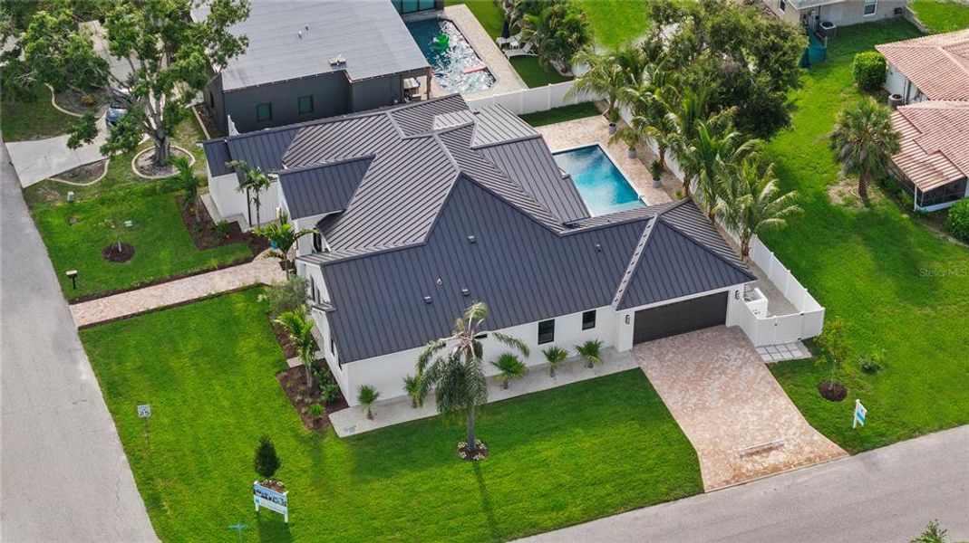 Aerial photo - Side Elevation - Honeysuckle Dr
