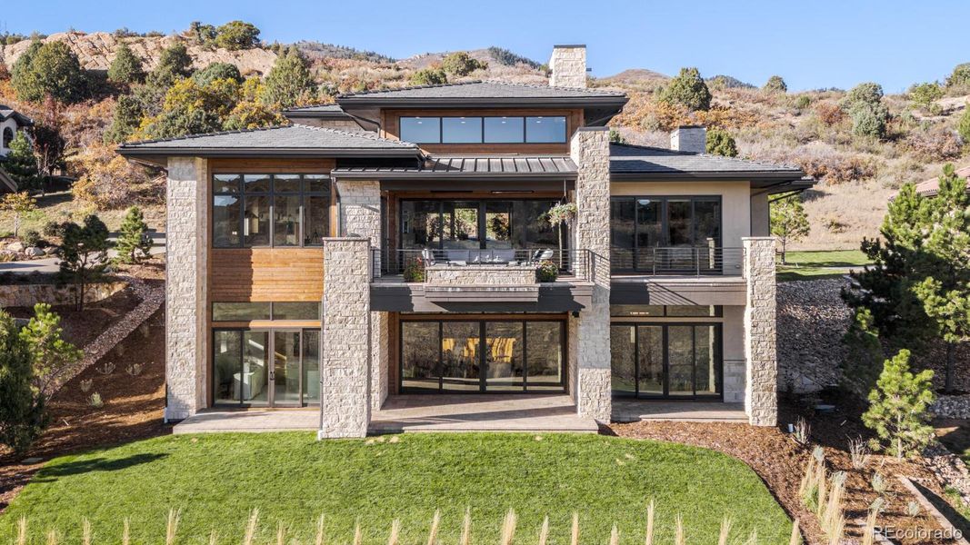 Embraced by open space in front and behind, the home achieves a rare balance of privacy and panorama—its setting both peaceful and expansive.