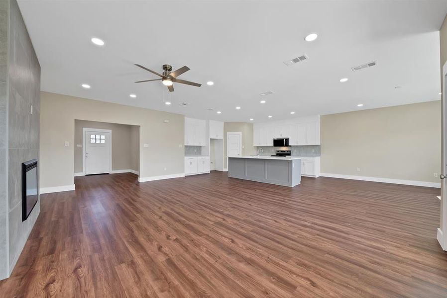 Spacious, unfurnished interior of a new home in , The Colony (Image 19).