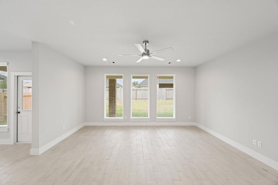 Spacious, unfurnished interior of a new home in Barton Creek Ranch, Conroe (Image 12). Spacious, unfurnished interior of a new home in Barton Creek Ranch, Conroe (Image 12).