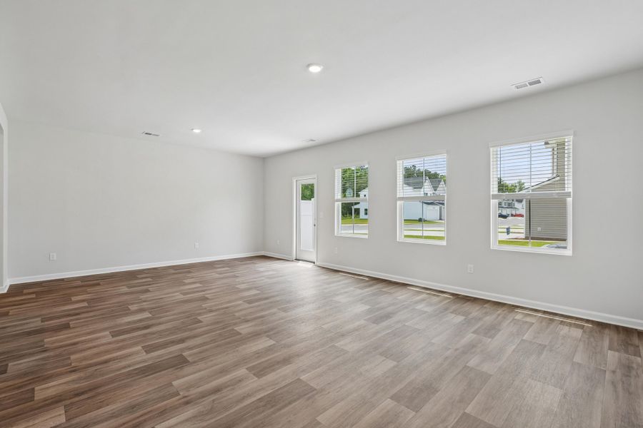 Spacious, unfurnished interior of a new home in Dawson Pointe, Summerville (Image 9).