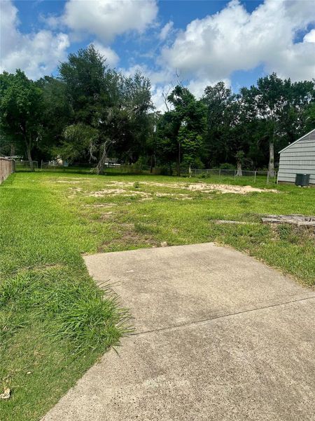 Exterior details and patio area of a home in , Lake Jackson (Image 5).