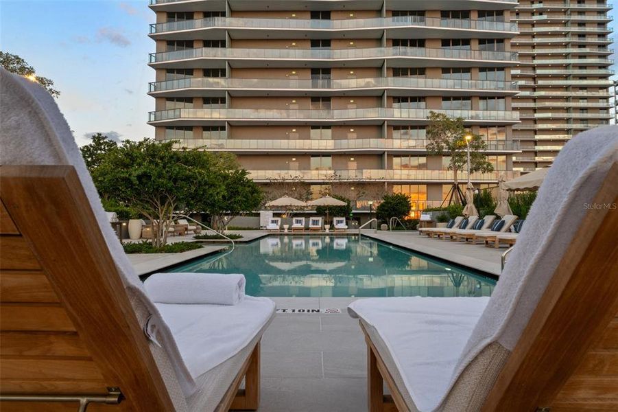 Condo located in Tampa, FL showcasing its design and architecture (Image 34).