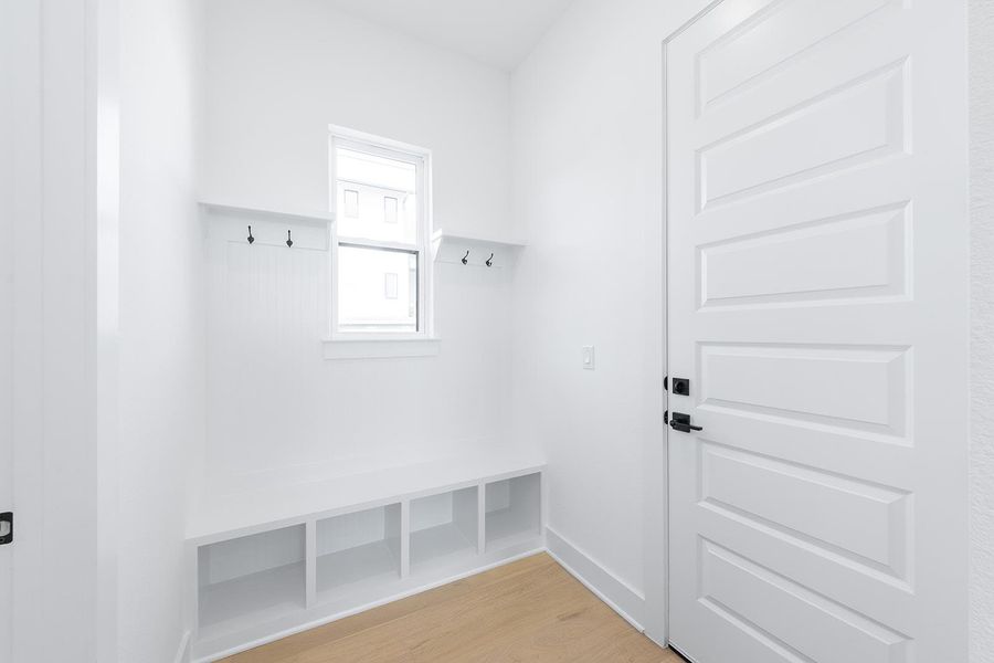 Spacious, unfurnished interior of a new home in Rough Hollow The District, Lakeway (Image 11). Spacious, unfurnished interior of a new home in Rough Hollow The District, Lakeway (Image 11).