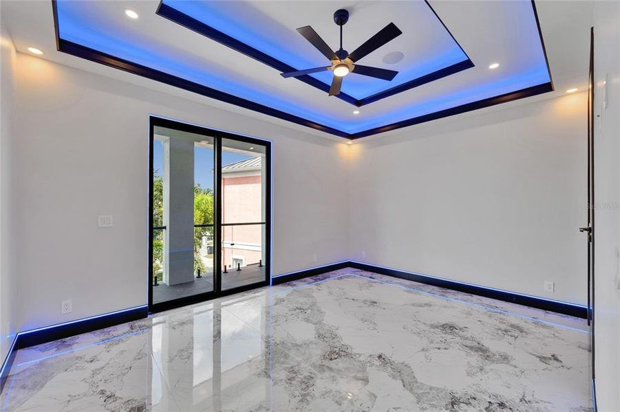 Spacious, unfurnished interior of a new home in , Apollo Beach (Image 89).