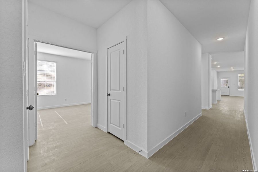 Spacious, unfurnished interior of a new home in Grace Valley, Cibolo (Image 13).