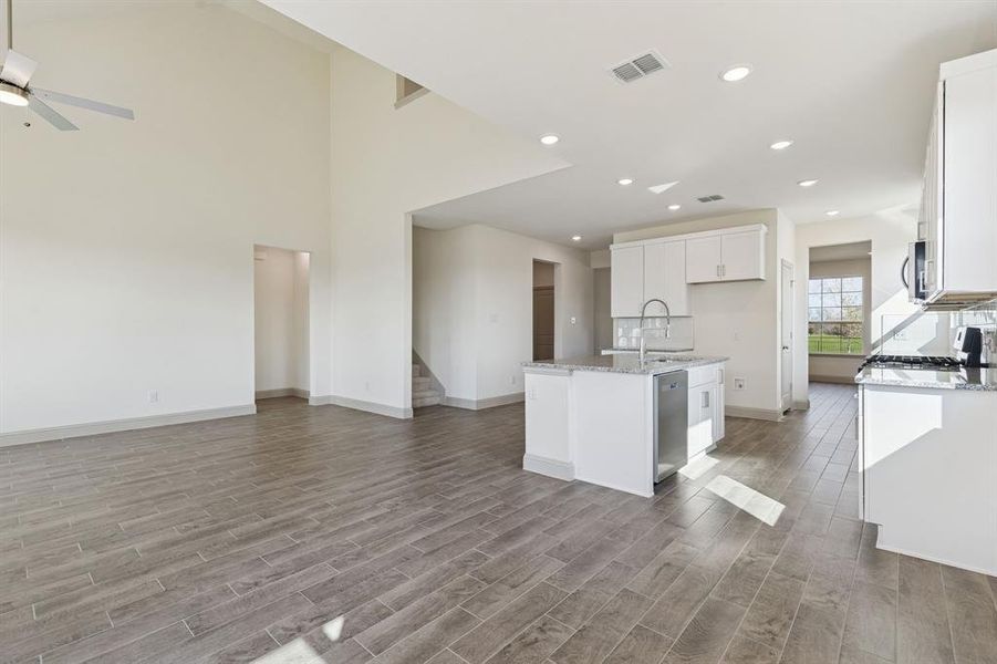 Spacious, unfurnished interior of a new home in Venetian, Weston (Image 13).