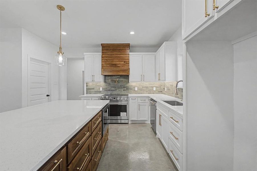 Furnished interior view inside a new home in , Pottsboro (Image 7).