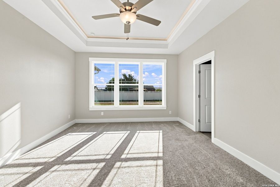 Spacious, unfurnished interior of a new home in Las Palomas Country Club Estates, La Vernia (Image 26).