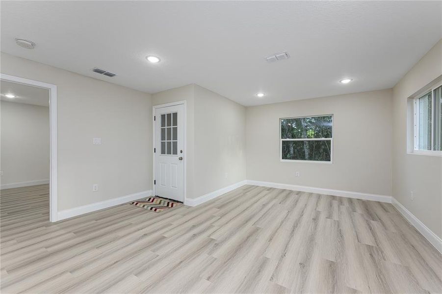 Spacious, unfurnished interior of a new home in , Deland (Image 18).