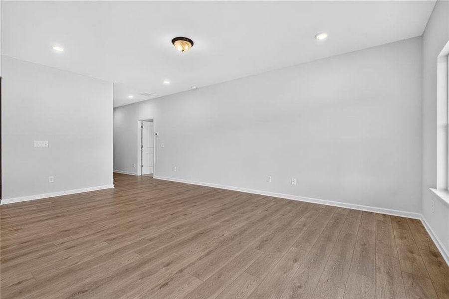 Spacious, unfurnished interior of a new home in Southbend, Rome (Image 14).