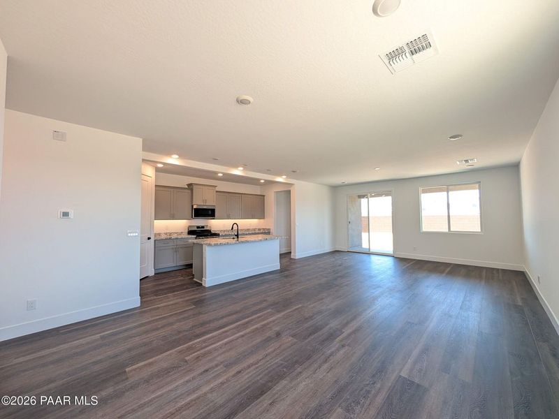 Spacious, unfurnished interior of a new home in South Ranch Western Collection, Prescott (Image 9).