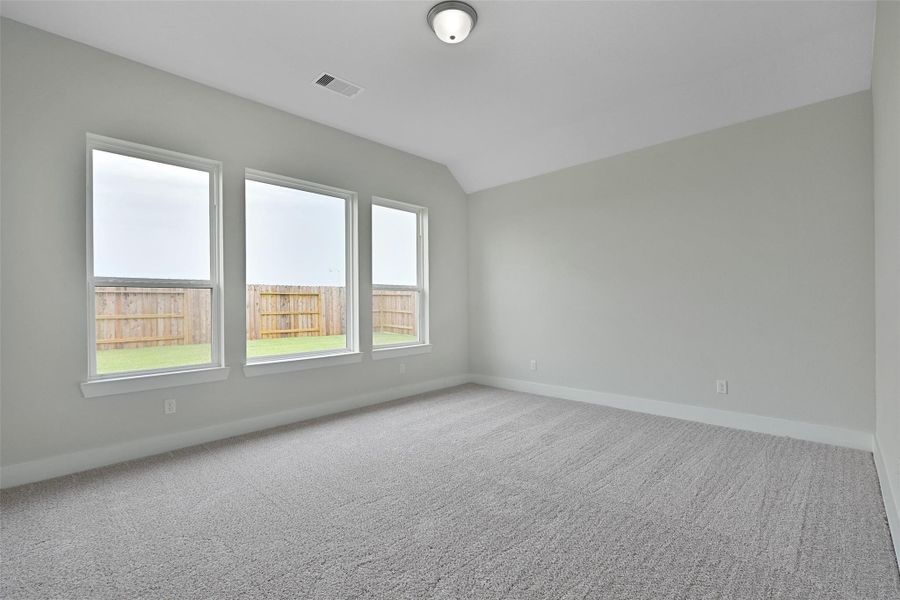Spacious, unfurnished interior of a new home in Lago Mar, Texas City (Image 29).