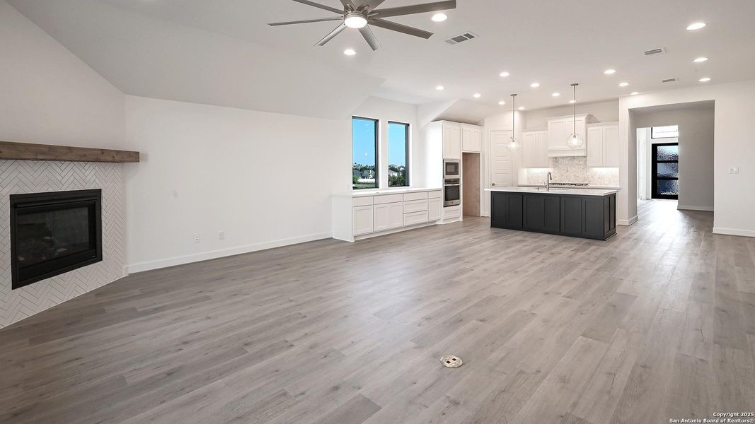 Spacious, unfurnished interior of a new home in Cibolo Valley Heights 65', Cibolo (Image 9).