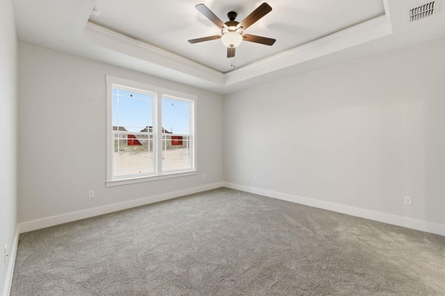 Spacious, unfurnished interior of a new home in Las Palomas Country Club Estates, La Vernia (Image 26).