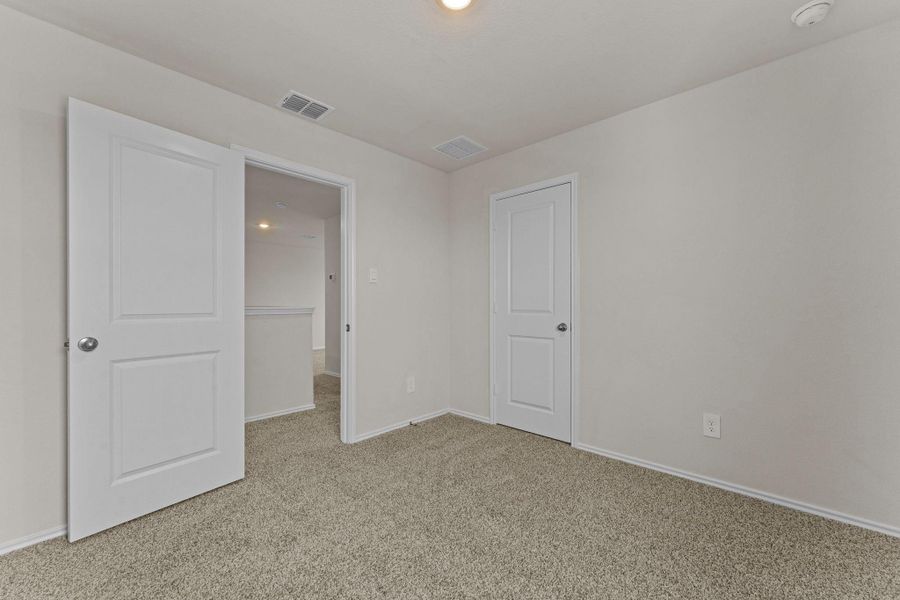 Spacious, unfurnished interior of a new home in Bollinger, Uhland (Image 10).