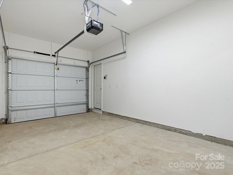 Spacious, unfurnished interior of a new home in Sycamore Trail, Matthews (Image 30).