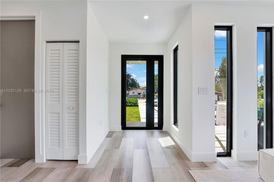 Spacious, unfurnished interior of a new home in , Hollywood (Image 17).
