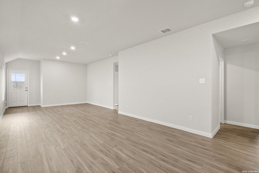 Spacious, unfurnished interior of a new home in Dauer Ranch, New Braunfels (Image 24).