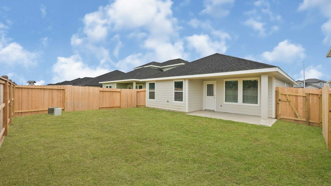 Exterior details and patio area of a home in Holly Ridge, Rosenberg (Image 4).