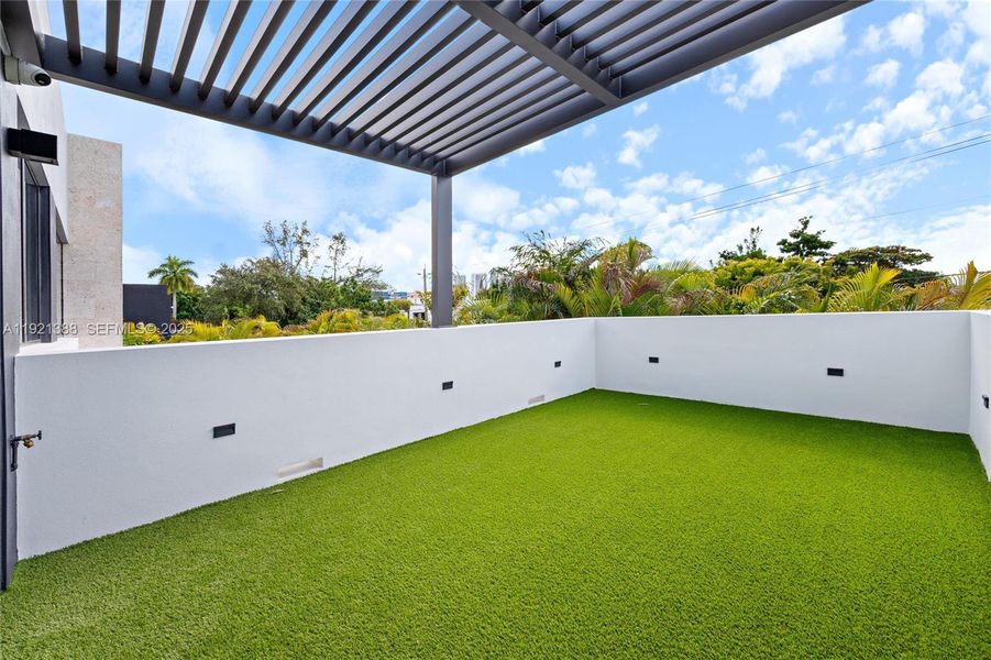 Exterior details and patio area of a home in , Miami (Image 24).