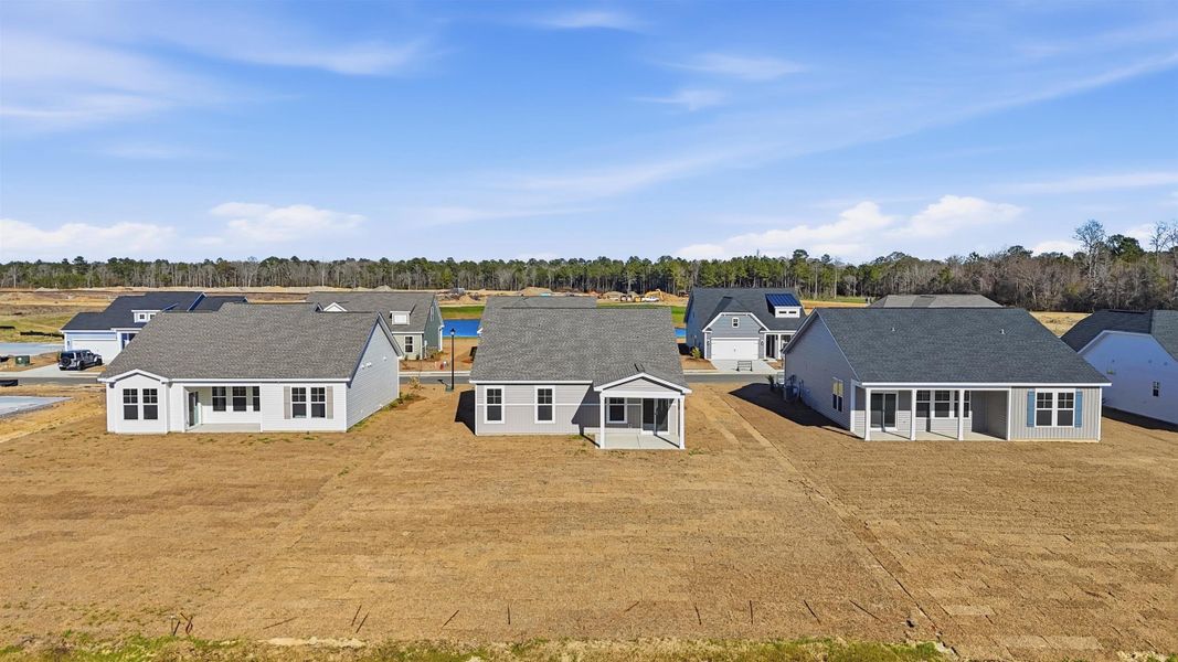 Exterior details and patio area of a home in Edgefield, Loris (Image 17).