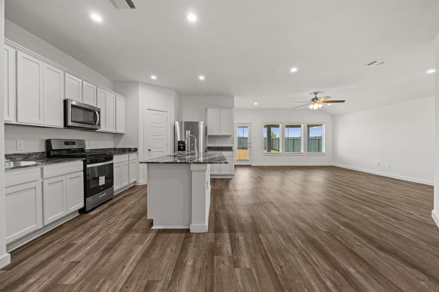 Furnished interior view inside a new home in , Rosharon (Image 17).