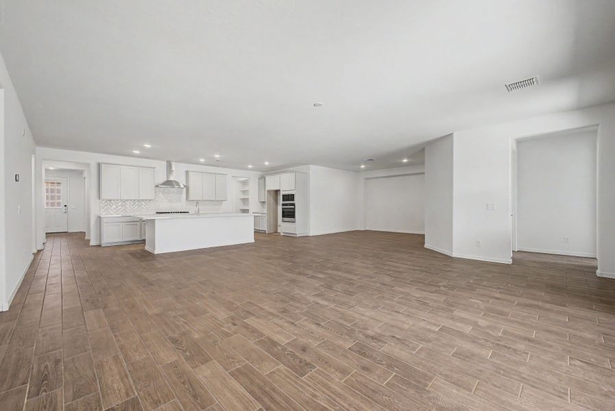 Spacious, unfurnished interior of a new home in Las Ventanas - RV Collection, Goodyear (Image 7).