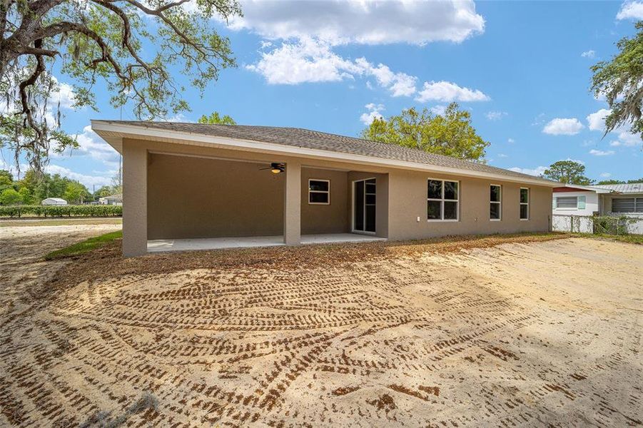 Exterior details and patio area of a home in , Dunnellon (Image 3).