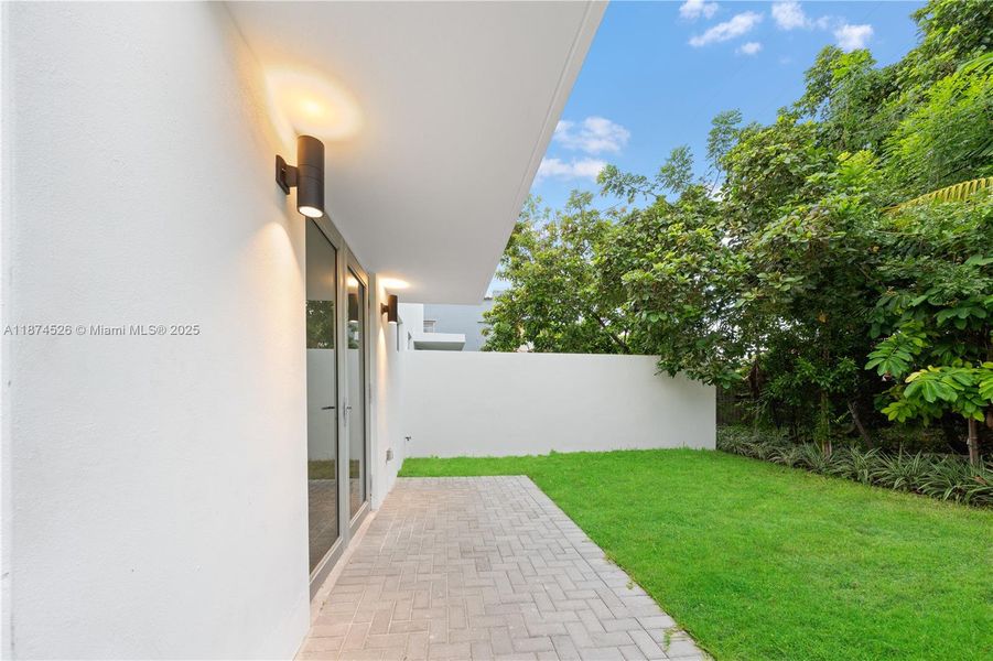 Exterior details and patio area of a home in , Miami (Image 33).