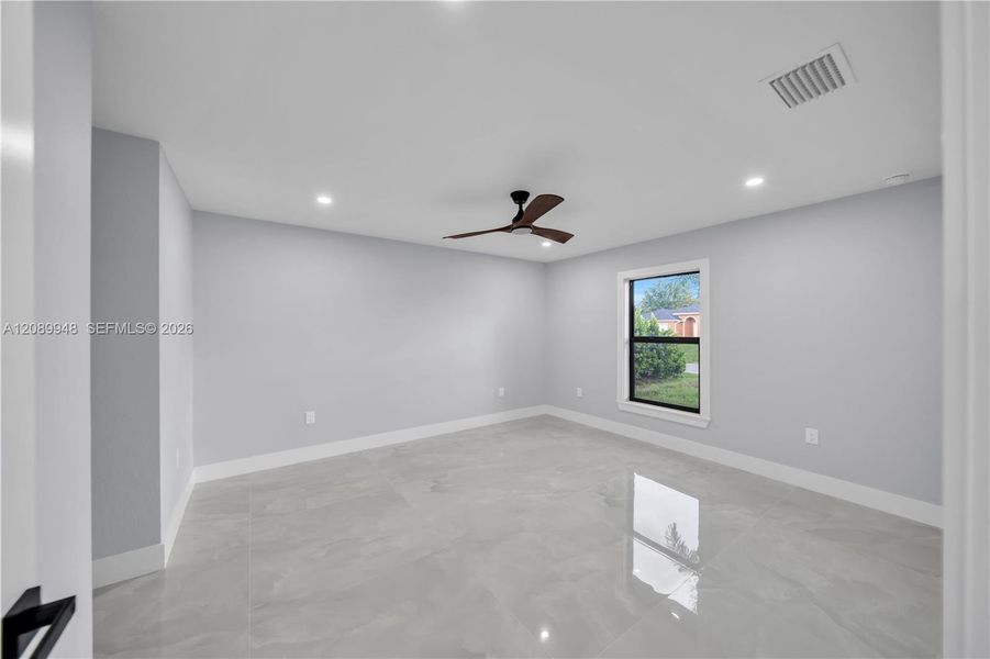 Spacious, unfurnished interior of a new home in , Cape Coral (Image 26).