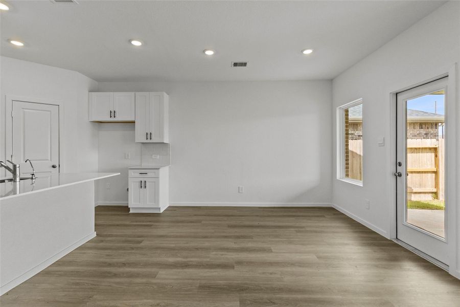 Spacious, unfurnished interior of a new home in Sunterra, Katy (Image 14). Spacious, unfurnished interior of a new home in Sunterra, Katy (Image 14).