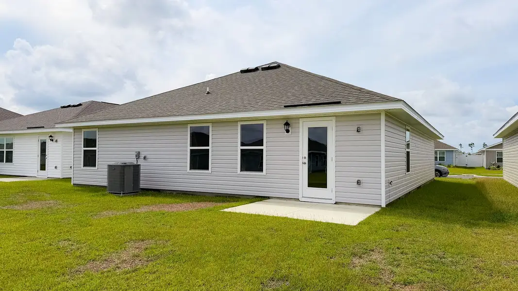 Exterior details and patio area of a home in Liberty, Panama City (Image 3).