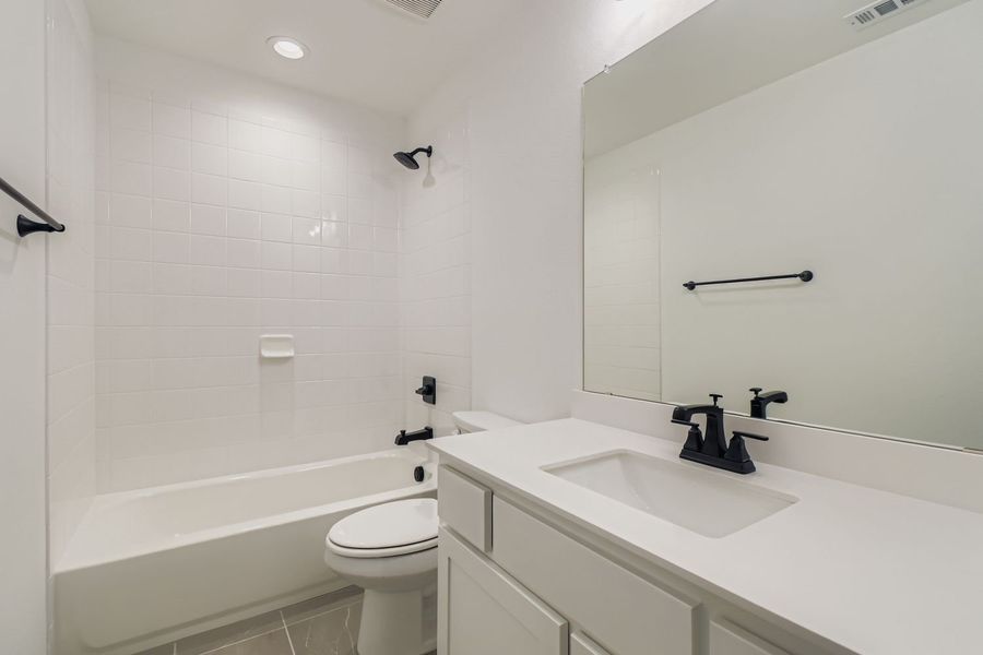 150 Longhorn - Full Bathroom