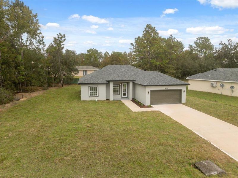 Exterior details and patio area of a home in , Ocala (Image 4).