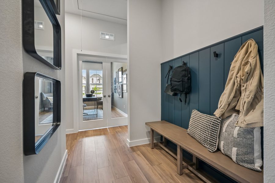 A room with a bench and a mirror.