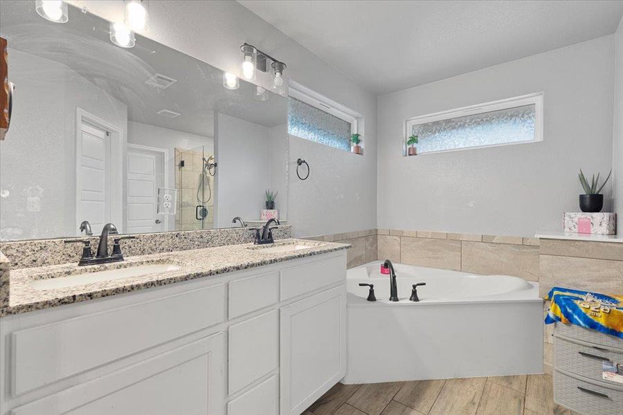 Furnished interior view inside a new home in , Killeen (Image 25).