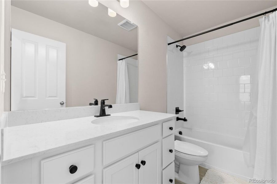 Upper floor Full bathroom