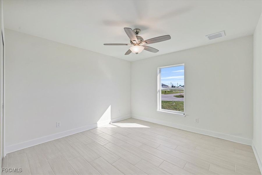 Spacious, unfurnished interior of a new home in Cape Coral, Cape Coral (Image 29).