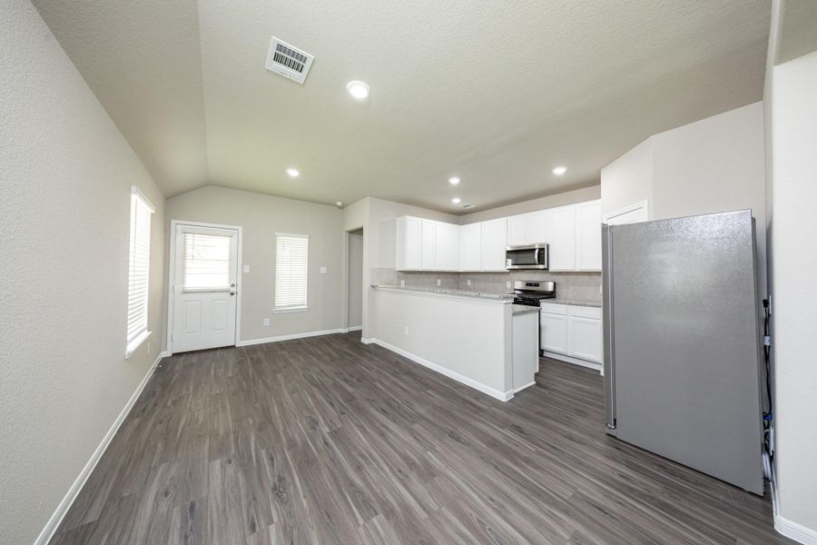 Spacious, unfurnished interior of a new home in Mackenzie Creek, Conroe (Image 8). Spacious, unfurnished interior of a new home in Mackenzie Creek, Conroe (Image 8).