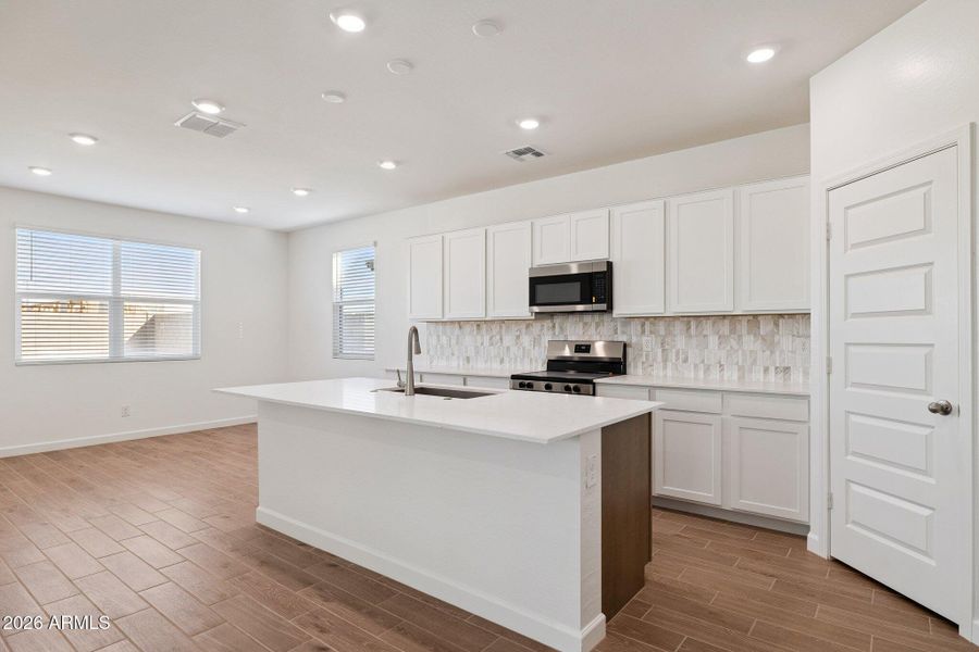 8-web-or-mls-24242-w-southgate-ave