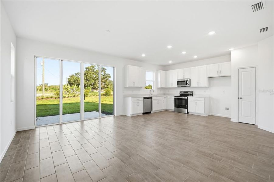 Spacious, unfurnished interior of a new home in Maple Ridge, Palmetto (Image 10). Spacious, unfurnished interior of a new home in Maple Ridge, Palmetto (Image 10).