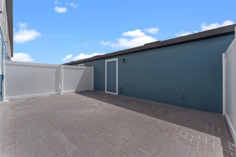 Exterior details and patio area of a home in Eden Crest Townhomes, Apopka (Image 24).