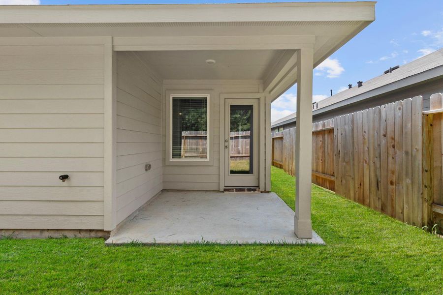Exterior details and patio area of a home in Venetian Pines, Conroe (Image 3).